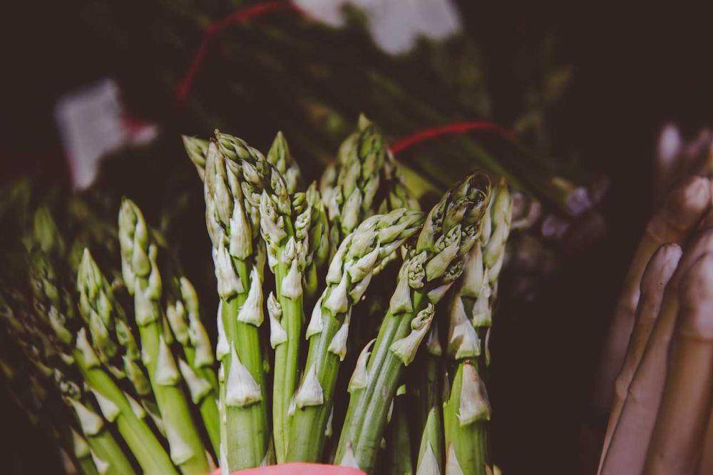 sayuran asparagus (pexels.com/Rubyand Lion)