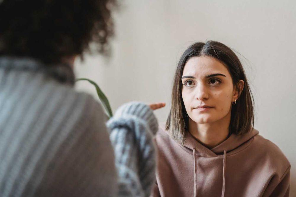 5 Tanda Kamu Seorang Spons Emosional, Beda sama HSP
