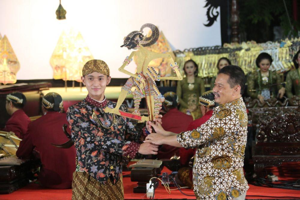 Dua Siswa Muda Riuhkan Pagelaran Wayang Dalang Milennial