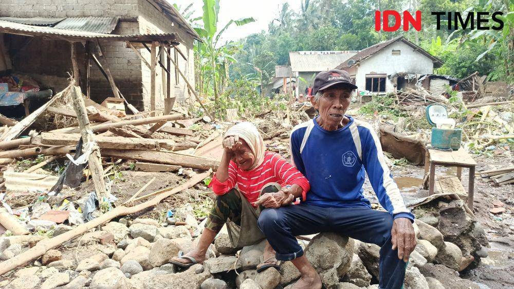 Sujiyono dan Sumiyati, pasutri yang selamat saat banjir bandang di Kalibaru Banyuwangi. (IDN Times/ Agung Sedana)