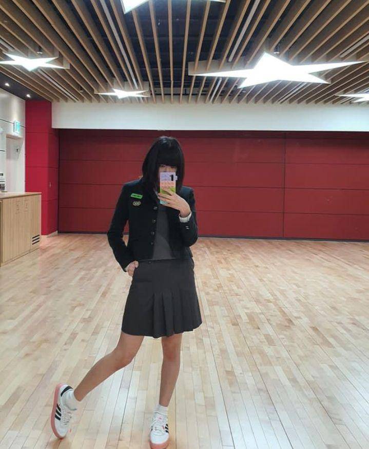 Lily NMIXX (instagram.com/nmixx_official)