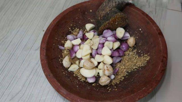 gambar bumbu gudeg nangka yang belum dihaluskan (youtube.com/Ika Mardhatillah)