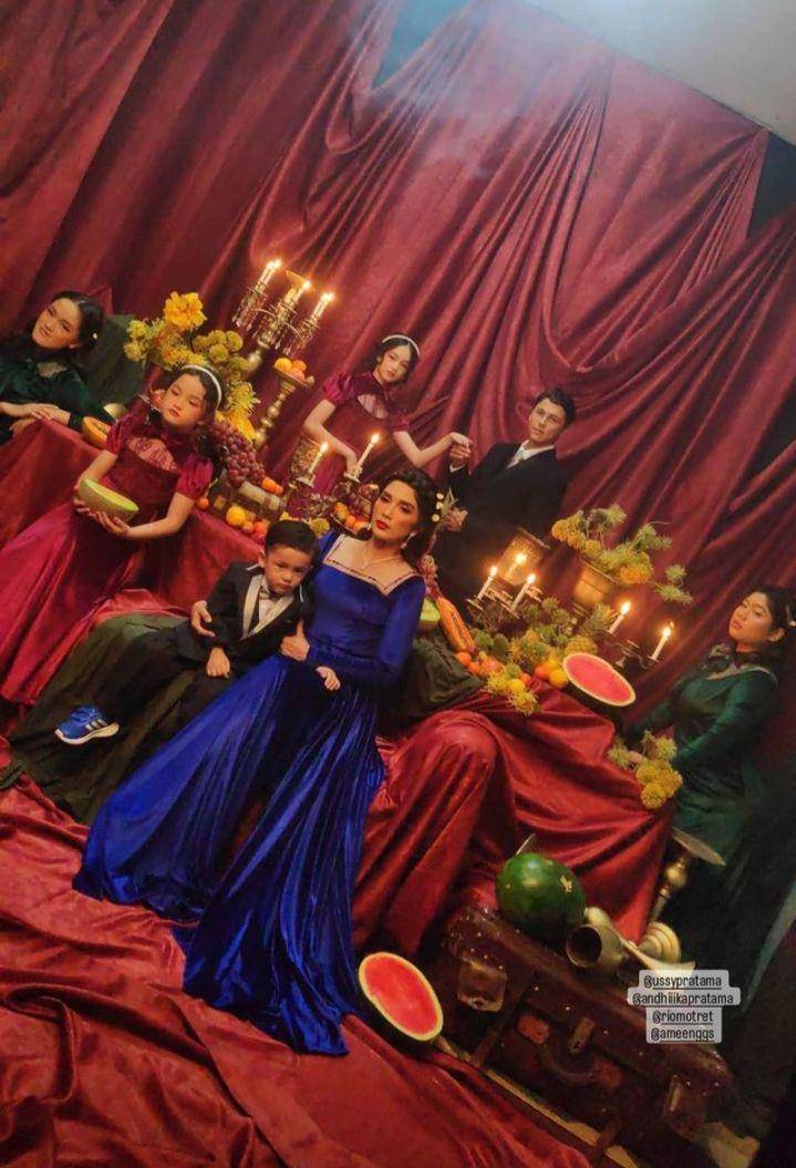 photoshoot keluarga Ussy-Andhika (instagram.com/nita_ussyklik)