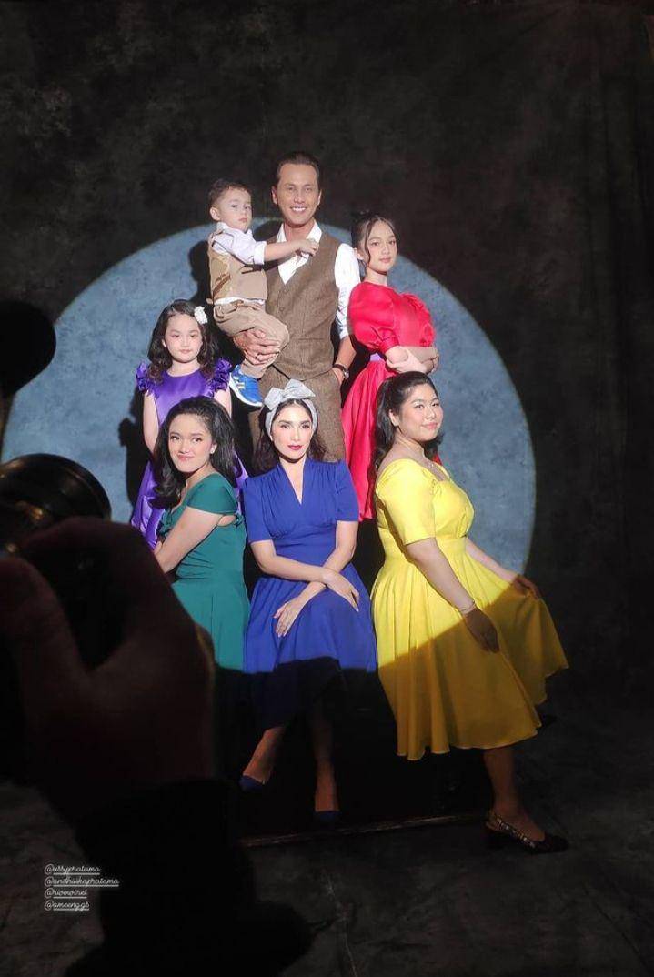 photoshoot keluarga Ussy-Andhika (instagram.com/nita_ussyklik)