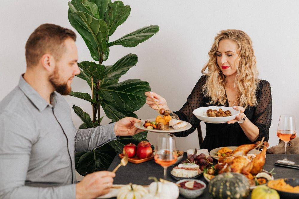 ilustrasi pasangan makan bersama (pexels.com/karolina grabowska)