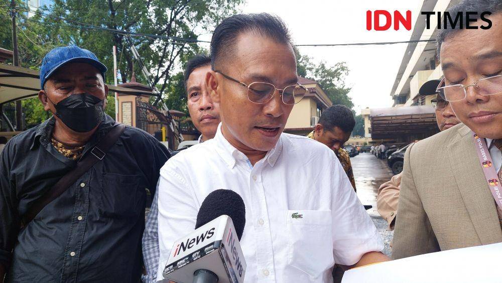 Ketua Majelis Jaringan Aktivis Pro Demokrasi (Prodem), Iwan Sumule datangi Kantor Div Propam Polri, Senin (7/11/2022) (IDN Times/Uji Sukma Medianti)