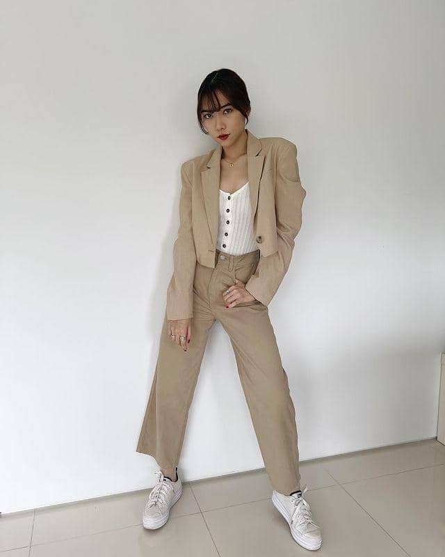 Outfit ala Isyana Sarasvati (instagram.com/isyanasarasvati)