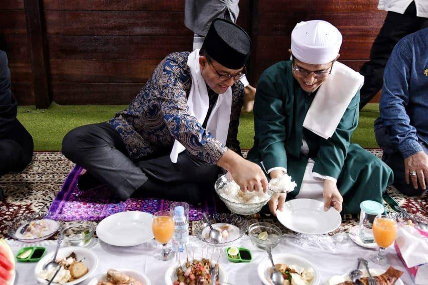 Anies Baswedan ketika mengunjungi sejumlah tokoh agama di Medan, Sumatra Utara. (Dok/Instagram @aniesbaswedan).