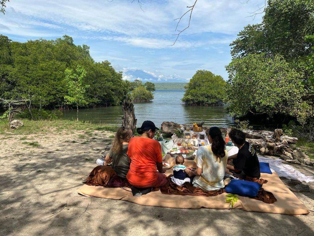 Momen Nadine dan keluarga berwisata di Bali (instagram.com/nadinelist)