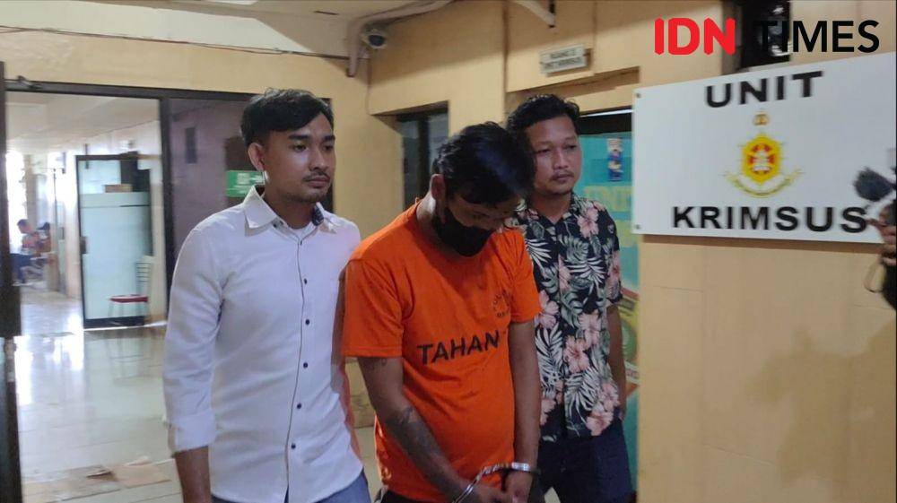 Tersangka MS yang melakukan KDRT kepada istrinya di jalan umum saat di bawa ke Polres Metro Depok. (IDNTimes/Dicky)