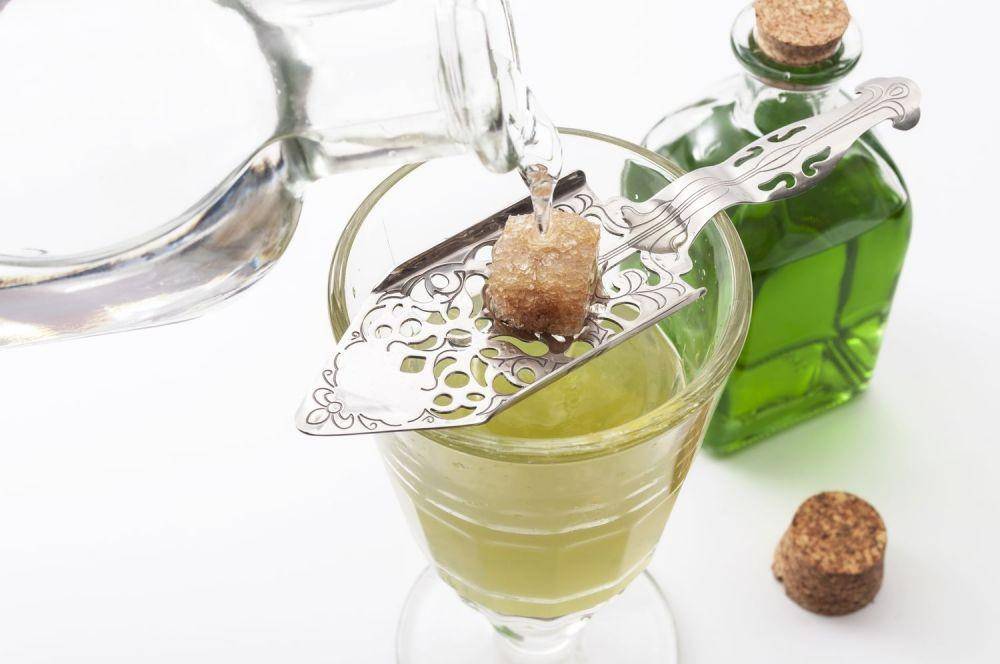 Ilustrasi absinthe (thespruceeats.com)