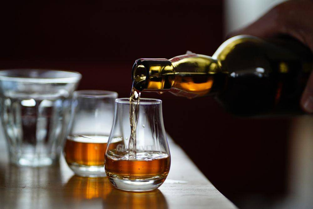 Ilustrasi whiskey (unsplash.com/dylandejonge)