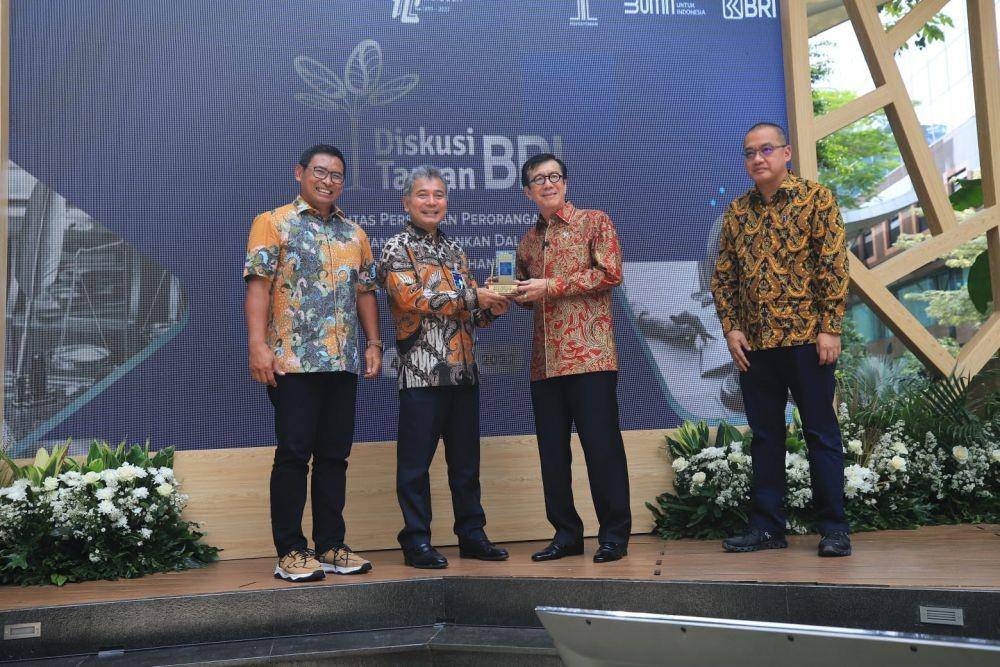 BRI bersama Kementerian Hukum dan Hak Asasi Manusia mengadakan acara ‘Diskusi Taman BRI’ yang berkolaborasi dengan BRI Research Insitute di Taman Kantor Pusat BRI, Jakarta, pada Jumat (4/11/2022). (Dok. BRI)