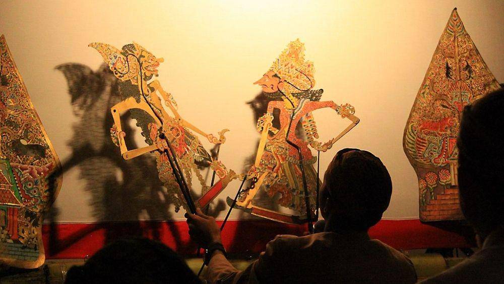 ilustrasi pertunjukan wayang (wikipedia.org/Grace Kolin)
