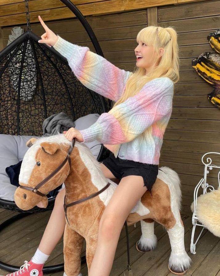 Ootd ala member IVE (instagram.com/liz_ives)
