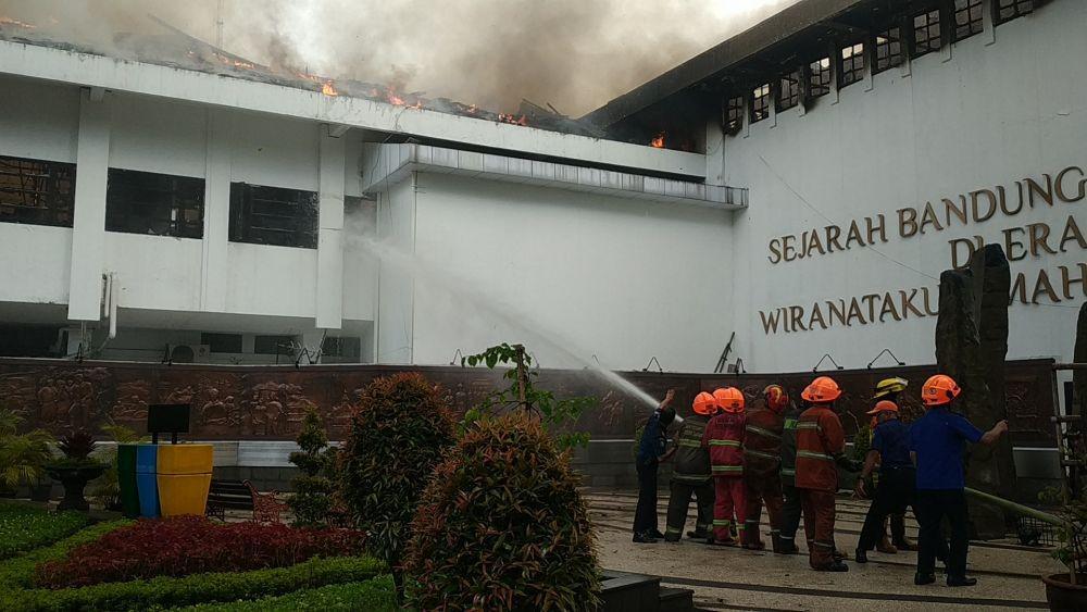 Setelah Dua Jam, Api di Balaikota Bandung Berhasil Dipadamkan