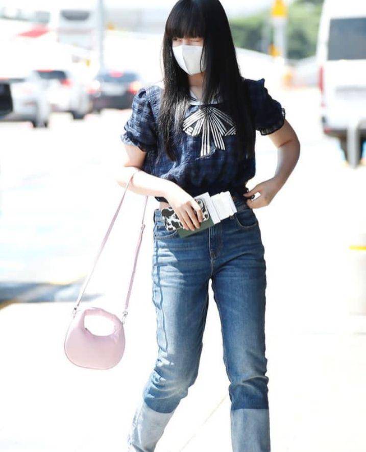 Ootd ala member IVE (instagram.com/liz_ives)
