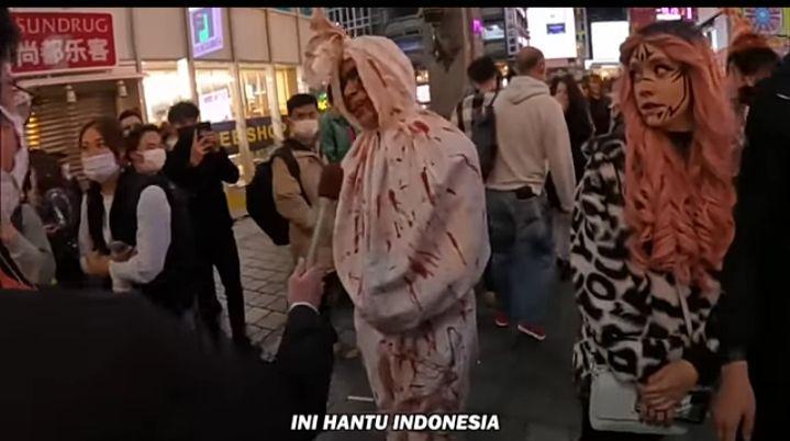 9 Aksi YouTuber Indonesia Cosplay Jadi Pocong, Masuk TV Jepang!