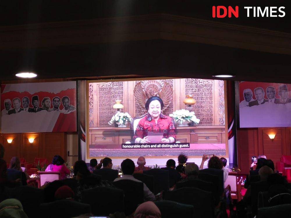 Presiden kelima RI, Megawati Soekarnoputri hadir di acara Bandung-Belgrade-Havana in Global History and Perspective secara virtual di Gedung ANRI, Jakarta (IDN Times/Ilman)