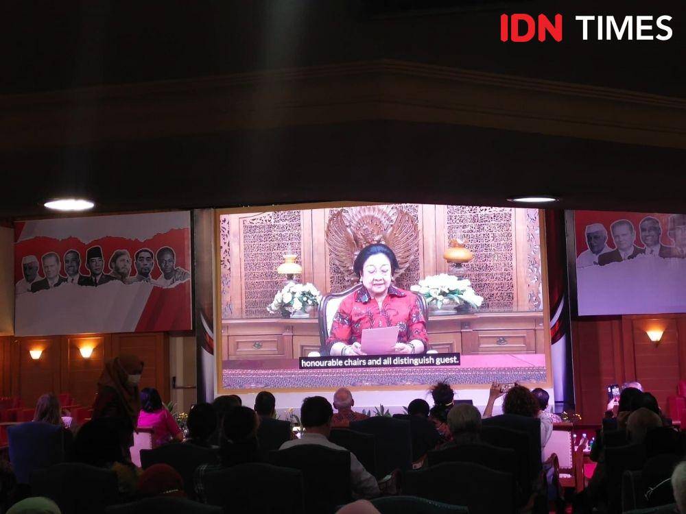 Presiden kelima RI, Megawati Soekarnoputri hadir di acara Bandung-Belgrade-Havana in Global History and Perspective secara virtual di Gedung ANRI, Jakarta (IDN Times/Ilman)