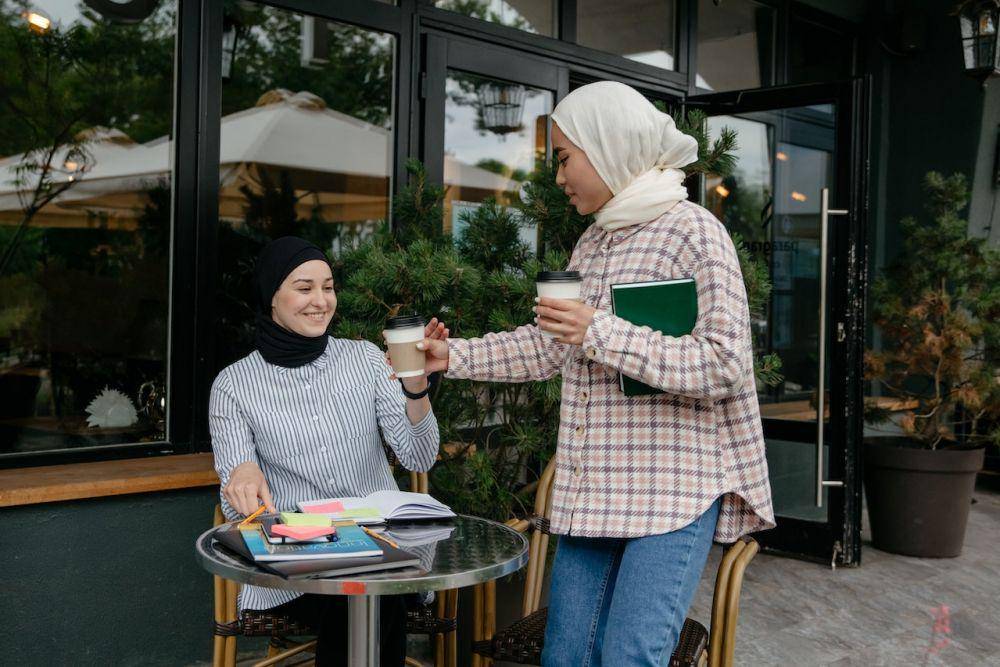 ilustrasi membeli kopi (pexels.com/Pavel Danilyuk)