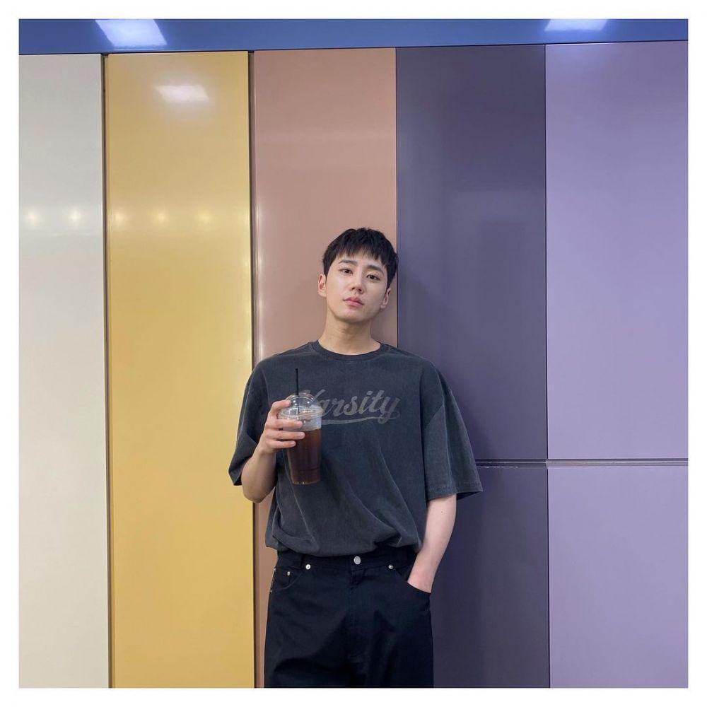 OOTD ala Lee Jun Young (instagram.com/real_2junyoung)
