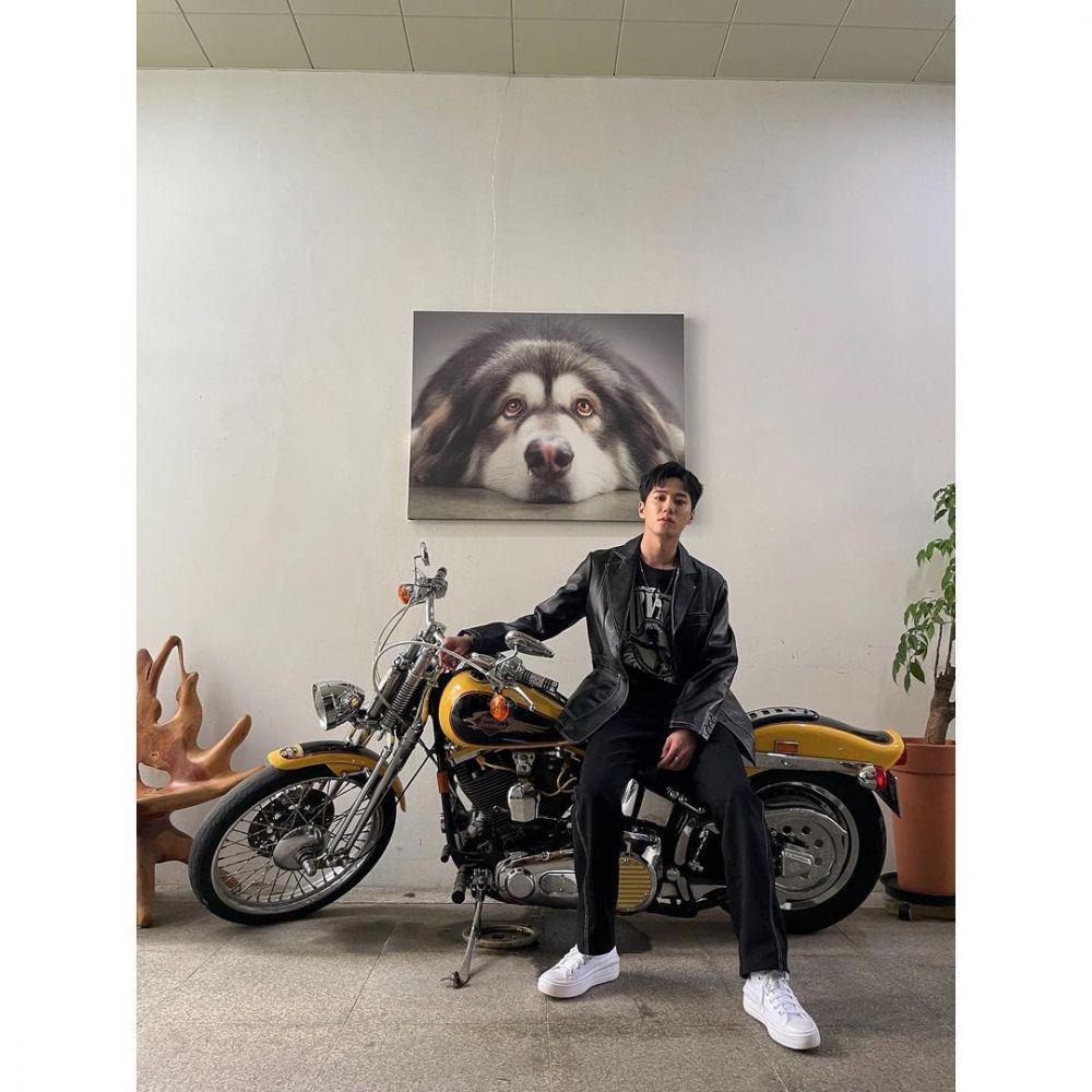 OOTD ala Lee Jun Young (instagram.com/real_2junyoung)