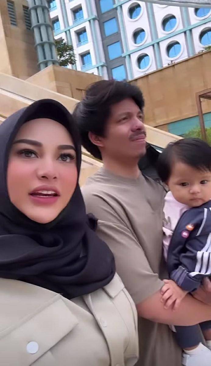potret Aurel Hermansyah dan keluarga jalan-jalan di Singapura (instagram.com/aurelie.hermansyah)