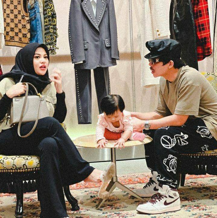 potret Atta Halilintar temani Aurel shopping (instagram.com/attahalilintar)