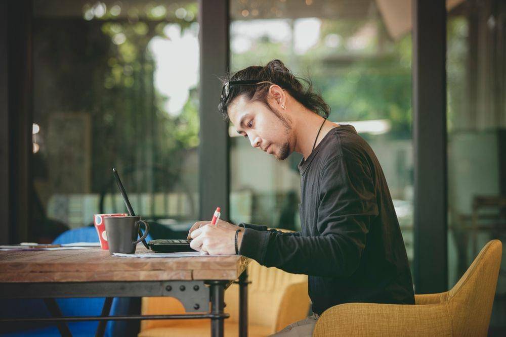 Ilustrasi menekuni hobi menulis. (Unsplash.com/StockphotoMania)