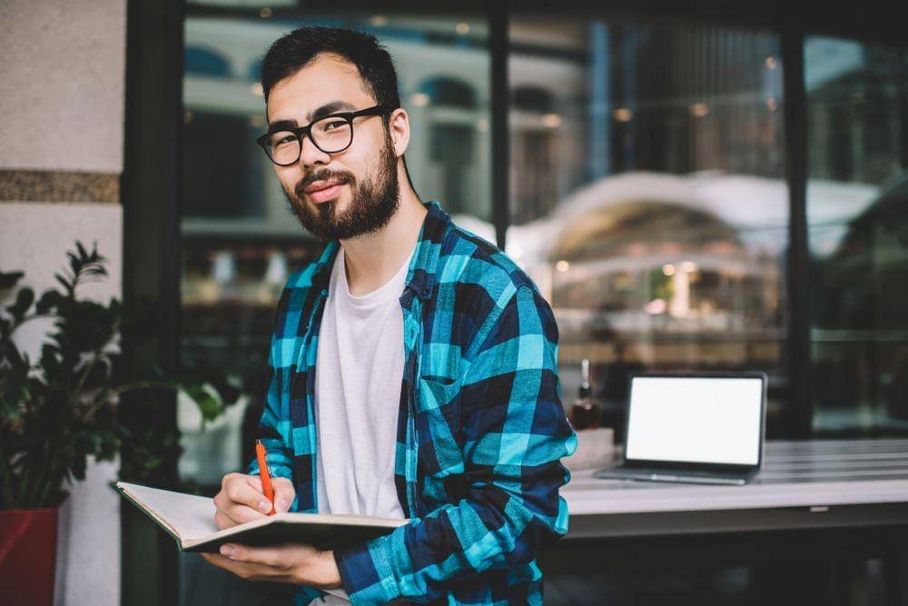 Ilustrasi menekuni hobi menulis. (ShutterStock/GaudiLab)