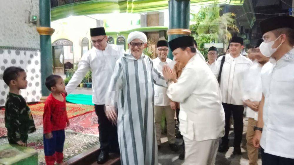 Ketum Partai Gerindra, Prabowo Subianto didampingi pengurus Gerindra Jatim saat berkunjung ke kediaman Rais Aam PBNU, KH Miftachul Akhyar di Surabaya. Dok. Gerindra Jatim.