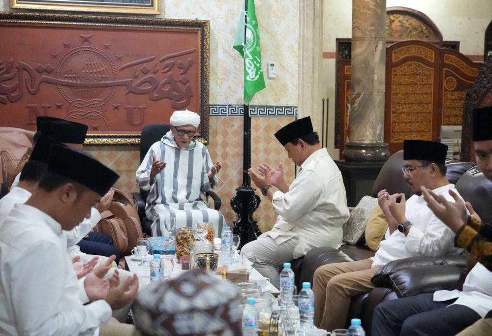 Ketum Partai Gerindra, Prabowo Subianto didampingi pengurus Gerindra Jatim saat berkunjung ke kediaman Rais Aam PBNU, KH Miftachul Akhyar di Surabaya. Dok. Gerindra Jatim.