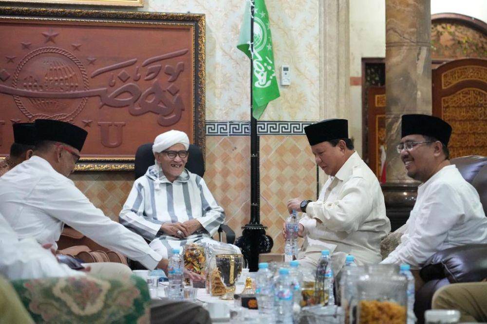 Ketum Partai Gerindra, Prabowo Subianto didampingi pengurus Gerindra Jatim saat berkunjung ke kediaman Rais Aam PBNU, KH Miftachul Akhyar di Surabaya. Dok. Gerindra Jatim.