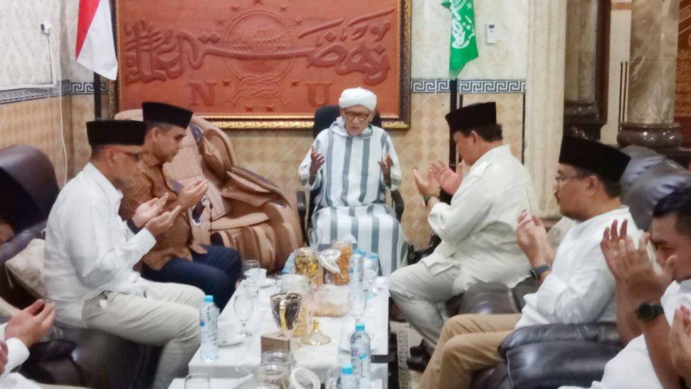Ketum Partai Gerindra, Prabowo Subianto didampingi pengurus Gerindra Jatim saat berkunjung ke kediaman Rais Aam PBNU, KH Miftachul Akhyar di Surabaya. Dok. Gerindra Jatim.