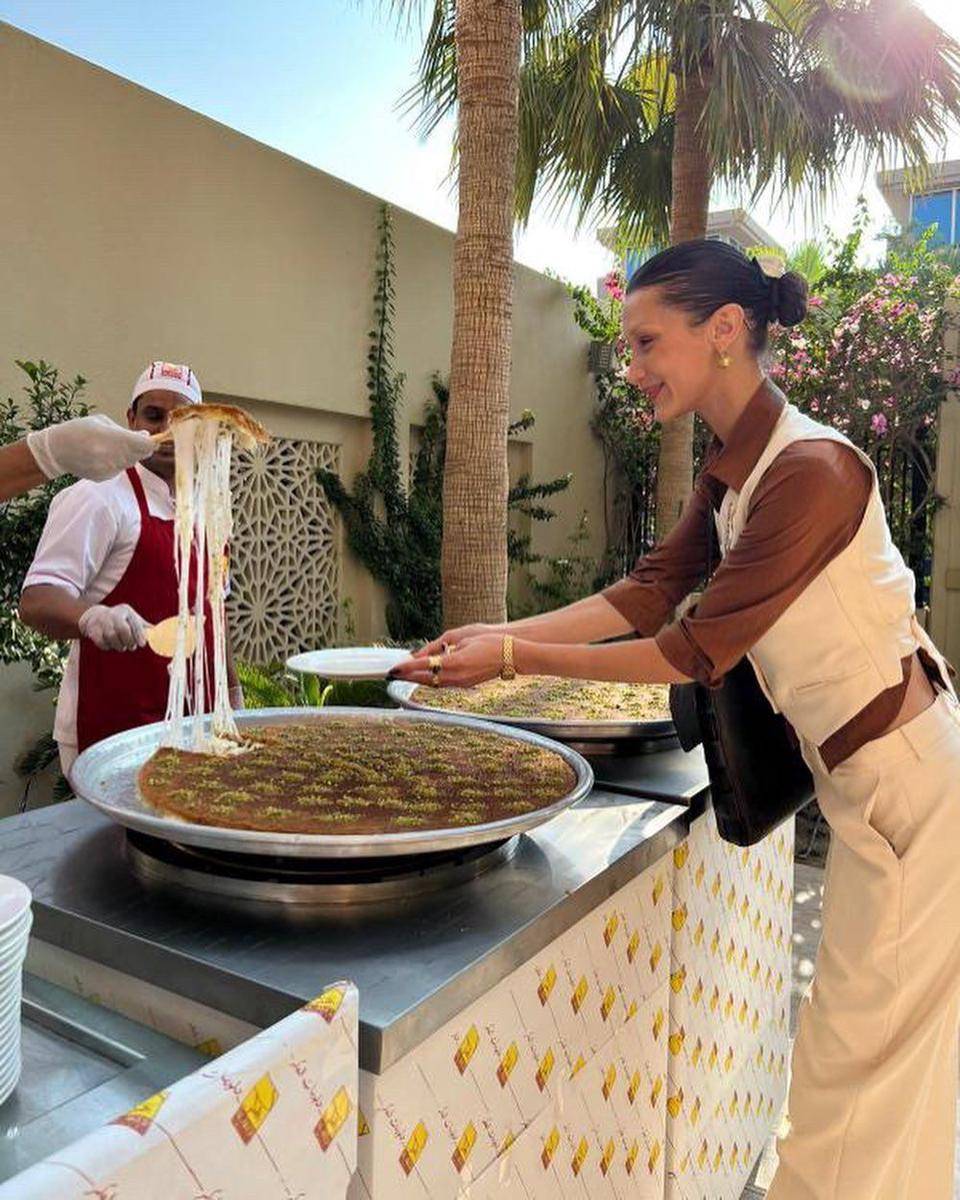 Bella Hadid cicipi kunafa atau kanafeh di Qatar (instagram.com/arab_bellahadid)