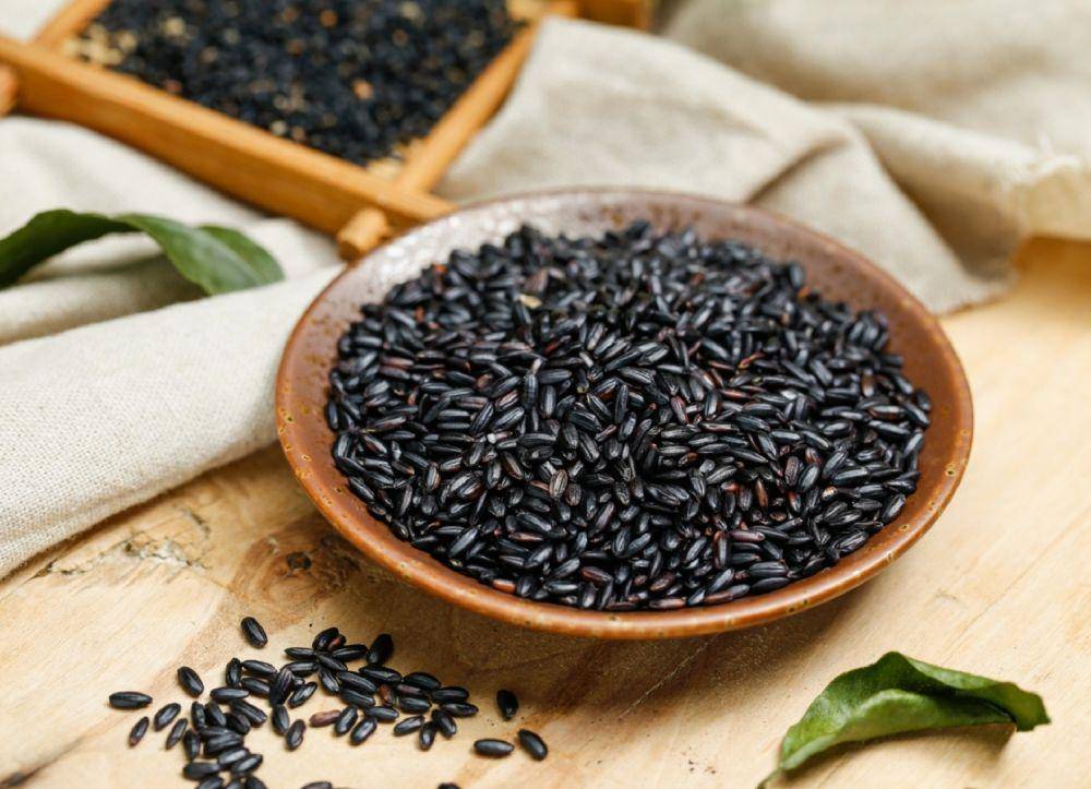 beras ketan hitam (freepik.com/xb100)