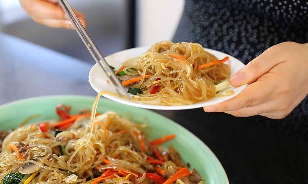 japchae (YouTube.com/Maangchi)
