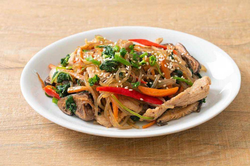 japchae (freepik.com/topntp26)