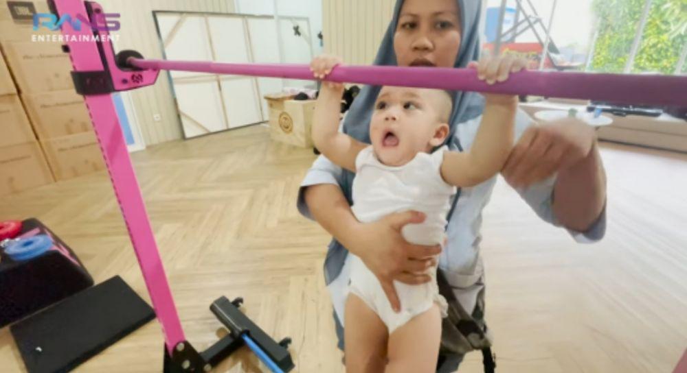 9 Potret Gemas Rayyanza Olahraga Pagi, Lakukan Push-up hingga Pull-up