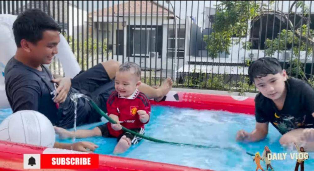 Rayyanza bermain selang air. (youtube.com/Shela lala Official)