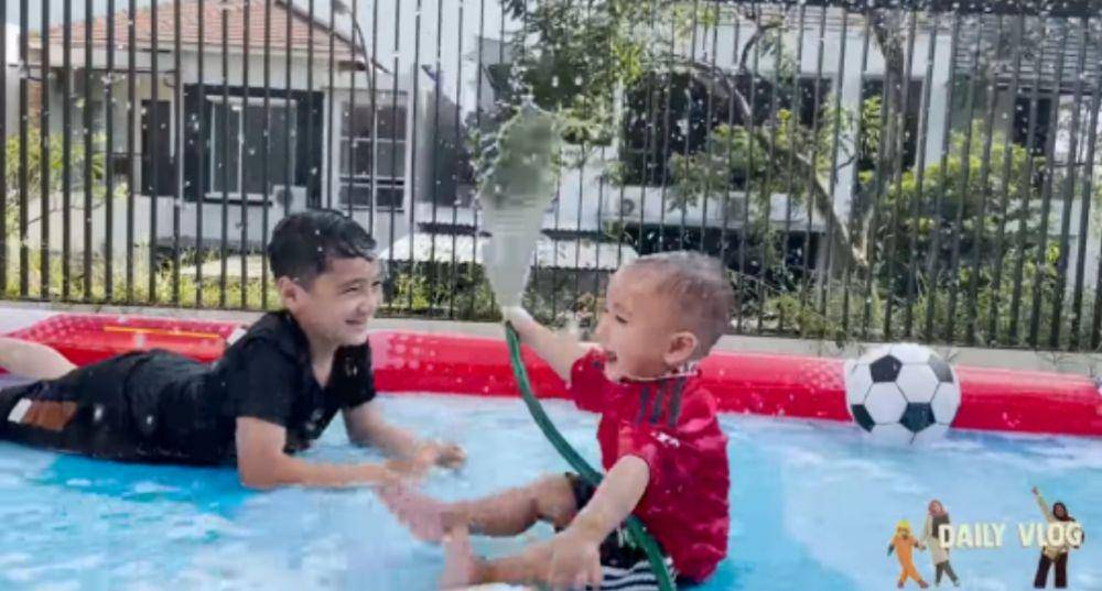 Rayyanza bermain selang air. (youtube.com/Shela lala Official)