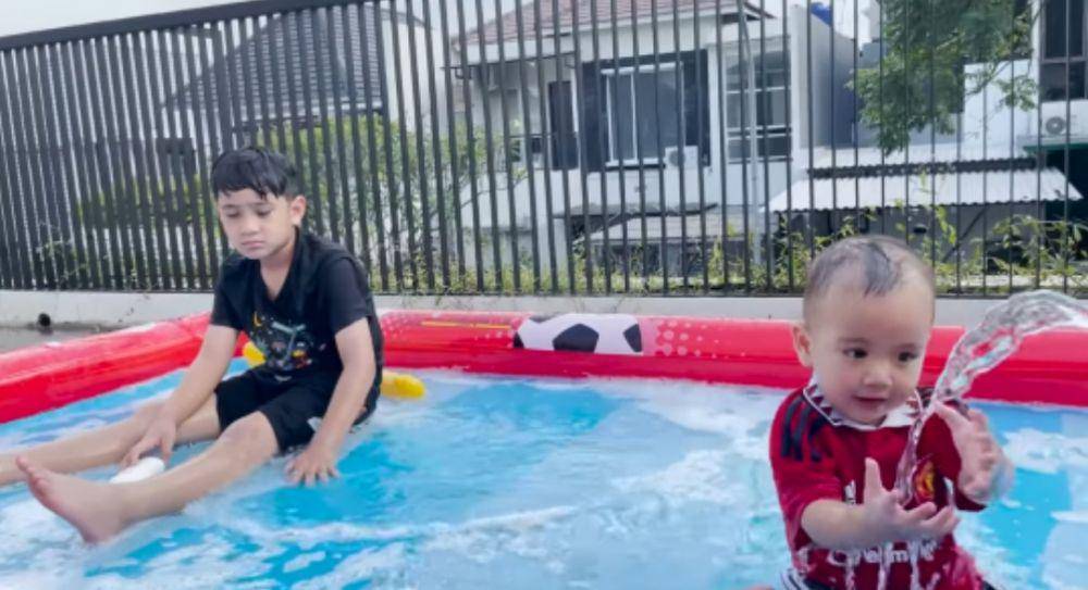 Rayyanza bermain selang air. (youtube.com/Shela lala Official)