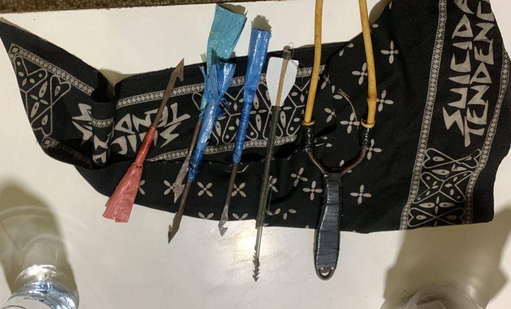 Anak panah atau busur yang diamankan polisi saat patroli. (Dok. Polisi)