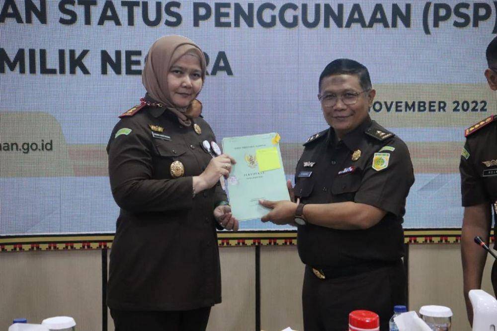 PPA Kejaksaan Agung RI menyerahkan 8 bidang tanah hasil barang rampasan negara, atas perkara tindak pidana korupsi Bank Tripanca terpidana Sugiarto Alay. (Dok. Kejati Lampung)
