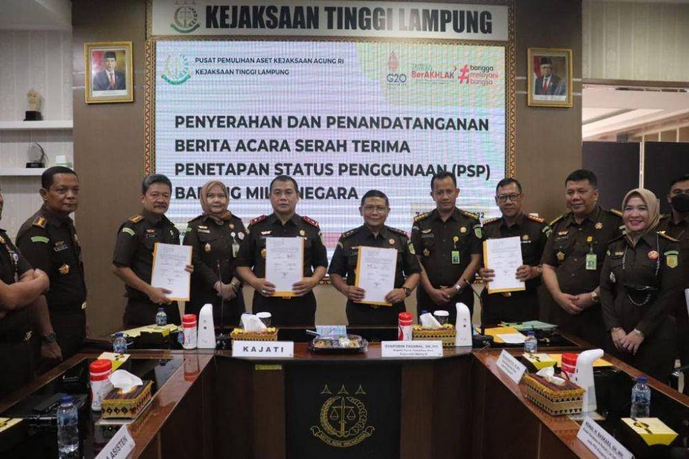 PPA Kejaksaan Agung RI menyerahkan 8 bidang tanah hasil barang rampasan negara, atas perkara tindak pidana korupsi Bank Tripanca terpidana Sugiarto Alay. (Dok. Kejati Lampung)