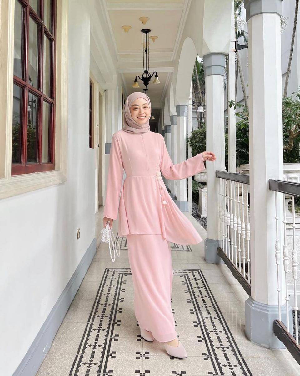inspirasi OOTD kondangan dengan kebaya modern dan dress warna pink (instagram.com/meiraniap)