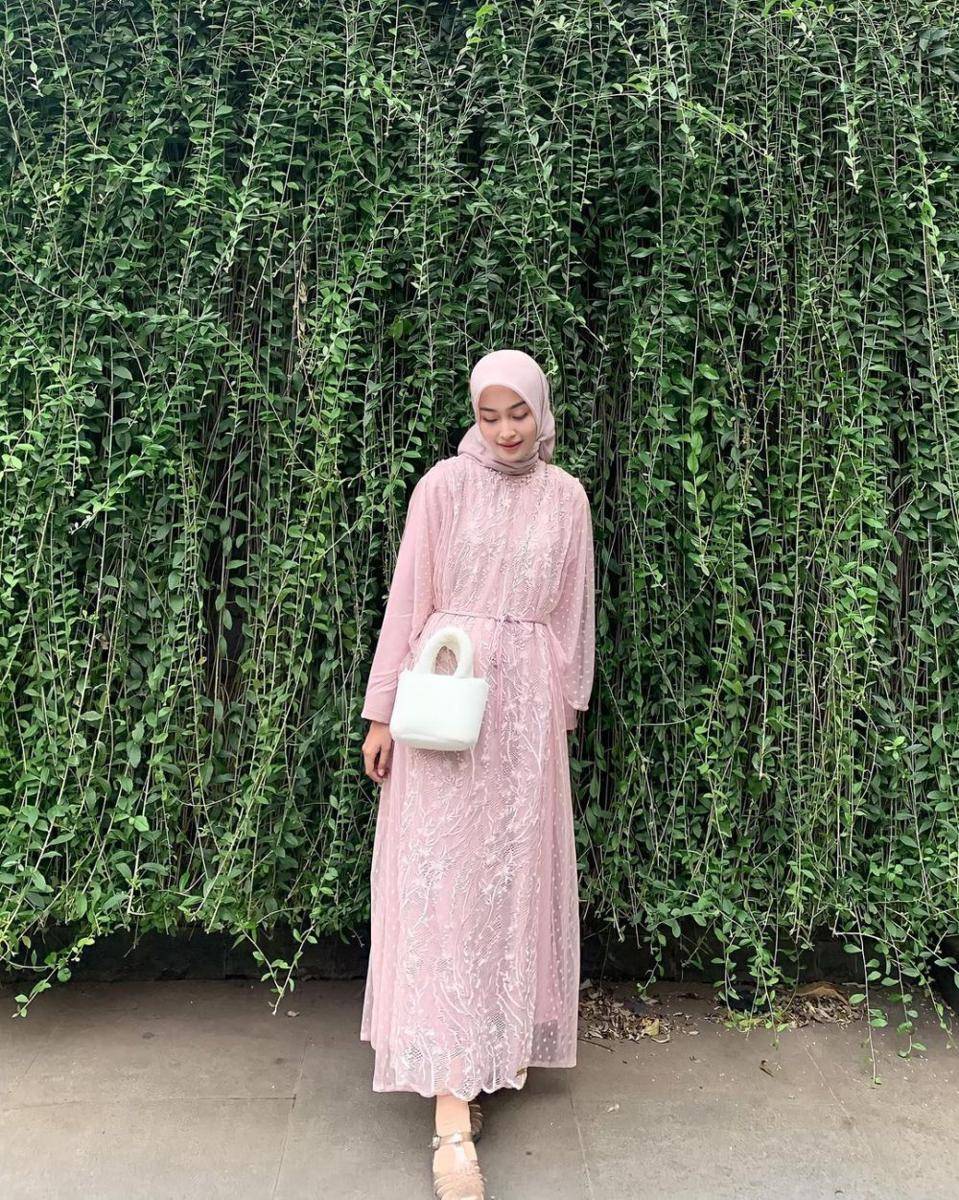 inspirasi OOTD kondangan dengan kebaya modern dan dress warna pink (instagram.com/aaghniya_)
