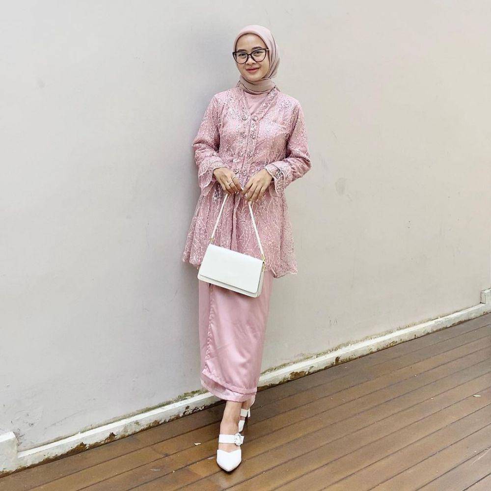 inspirasi OOTD kondangan dengan kebaya modern dan dress warna pink (instagram.com/ayufuziyantii)