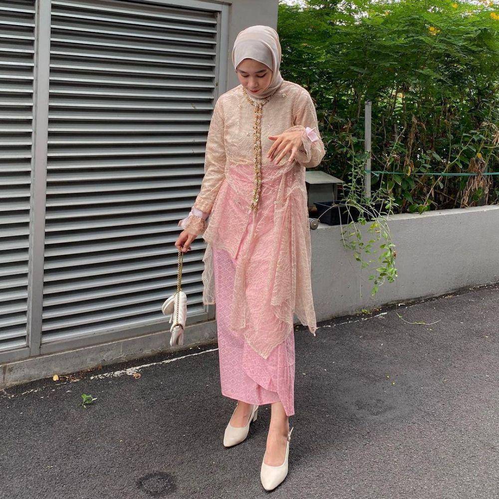 inspirasi OOTD kondangan dengan kebaya modern dan dress warna pink (instagram.com/_kakpit)